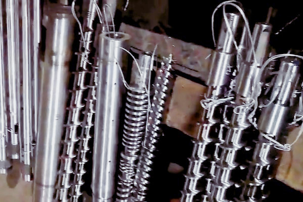 塑料擠出機機筒螺桿卡死了怎么辦？一套從應急拆解到根本預防的解決方案